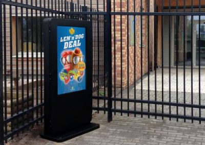 outdoor-waterproof-freestanding-digital-signage-posters-kiosks-totems-04